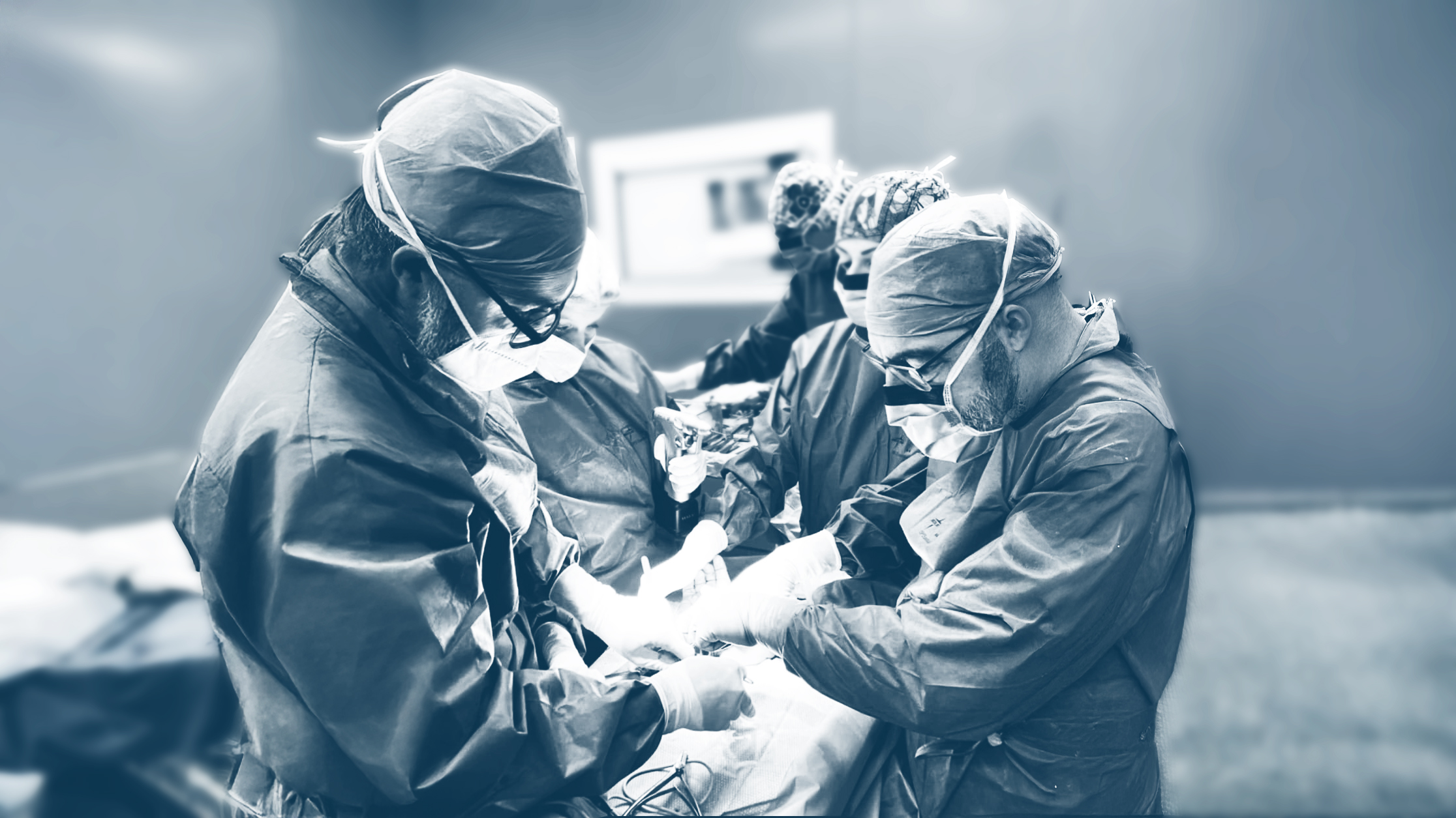 Foto di un gruppo di dottori che stanno effettuando un operazione in sala operatoria